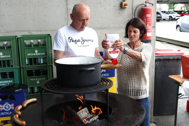 War für ihn Ehrensache: Karl Sommer - hier mit Ehefrau Ingrid - "begrillte" seine Mitarbeiterschaft | Foto: Gerhard Langmann