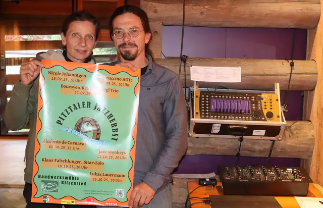 Claudia und Markus Taibon-Mitterdorfer mit dem Plakat des 1. Pitztaler Jazzherbstes | Foto: Tatschl