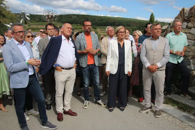 Reinhard Kittenberger, Johanna Mikl-Leitner, Karl Ploberger und Wolfgang Sobotka mit dem Langenloiser Vizebürgermeister Leopold Groiß (vorn, von rechts nach links) bei der Eröffnung des Zukunftsgartens.
