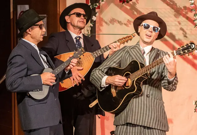 Auch musikalische Einlagen gab es.Die Kostüme sind dem Sizilien der mafiösen 1950er-Jahre "entlehnt" | Foto: Gerhard Maly