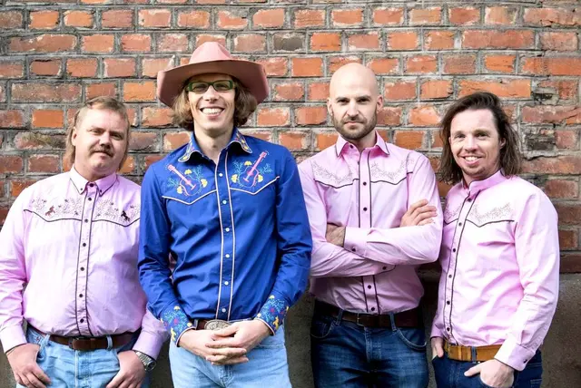 Blonder Engel &amp; Die Kapelle zum guten Ton am 13. Septmber 2025 im Ligister Schilcherhof. Foto: Blonder Engel