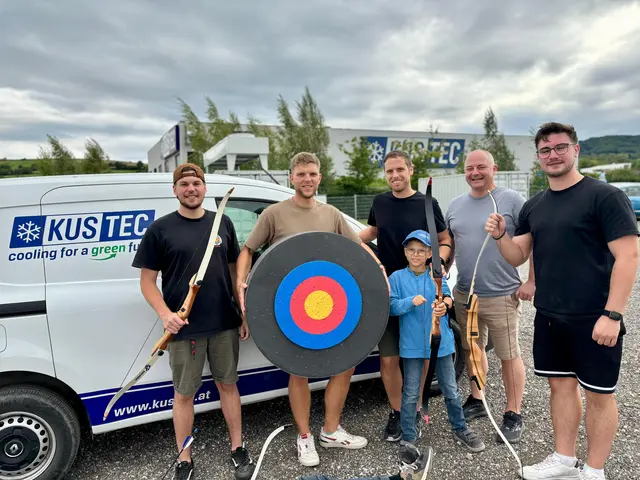 Ob beim Federball oder beim Bogenschießen – er trat mit voller Begeisterung gegen seine Mitarbeiter an und lieferte sich spannende Duelle | Foto: Markus Kahrer