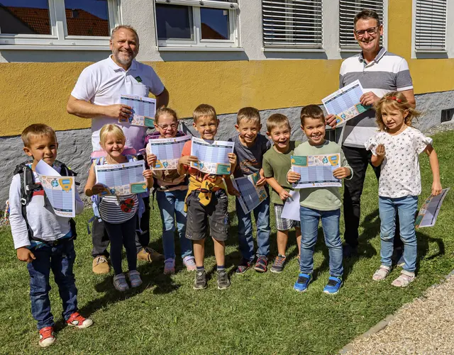In Langau nutzten Bürgermeister Daniel Mayerhofer und Landtagsabgeordneter Franz Linsbauer (beide ÖVP) diese Gelegenheit, um den Kindern vor der Volksschule bunte und schön gestaltete Stundenpläne zu überreichen. | Foto: Herbert Gschweidl