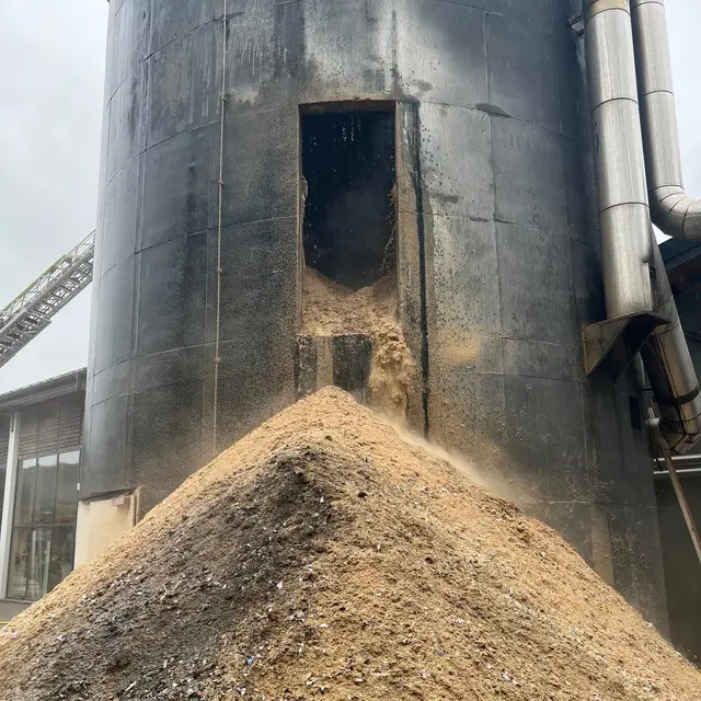 Der Silo wurde seitlich geöffnet. | Foto: FF Seekirchen