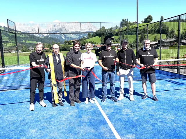 Vertreter von Tourismusverband, Gemeinde und Geistlichkeit durchschnitten das rote Band. | Foto: Kogler