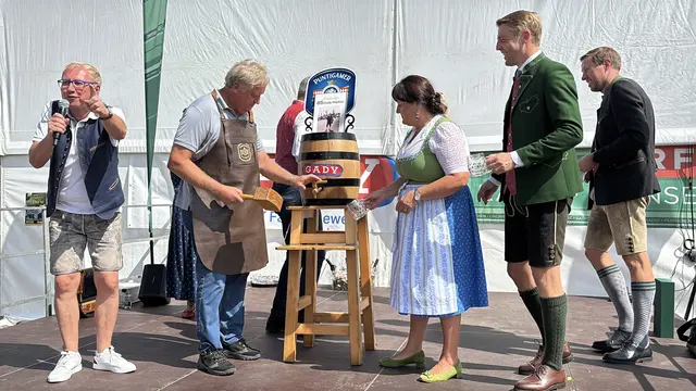 Premiere für Franz Hackl beim Bieranstich, unterstützt von Manuela Khom, die darin als gebürtige Murtalerin bereits Routine hat. | Foto: B.Gady