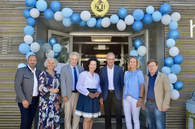 Bürgermeister von Bromberg Josef Schrammel, Bürgermeisterin von Warth Michaela Walla, Landtagsabgeordneter Hermann Hauer (ÖVP), Ortschefin von Scheiblingkirchen Waltraud Ungersböck, Bade- und Saunameister Franz Peinsipp, in Vertretung der Bezirkshauptfrau Beate Gamperl, Jürgen Handler Abgeordneter vom Niederösterreichischen Landtag (FPÖ) (v.l). | Foto: Elisabeth Peinsipp
