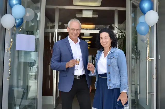 Bade- und Saunameister Franz Peinsipp mit Bürgermeisterin Waltraud Ungersböck  | Foto: Elisabeth Peinsipp