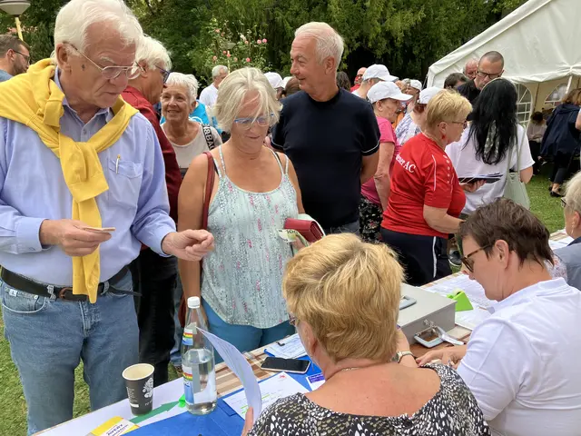 Hier meldeten sich die Promis an und zahlten eine Spende für die Teilnahme am Turnier - Jowi Trenner, Ruth siman und Robert Knollmüller | Foto: Stockmann