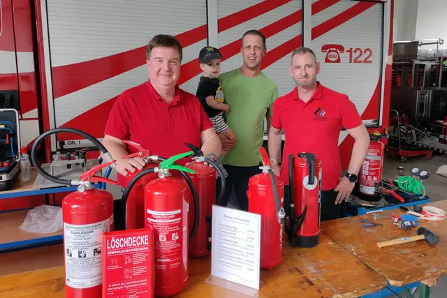 Die Feuerlöscherprofis der Fa. Svec aus Asparn mit dem Ebersdorfer Feuerwehrkommandanten freuten sich über die gute Nachfrage durch die Ortsbevölkerung.