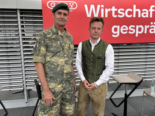 Franz Stefan Gady mit Oberst Markus Mesicek, Jägerbataillon Steiermark | Foto: B.Gady