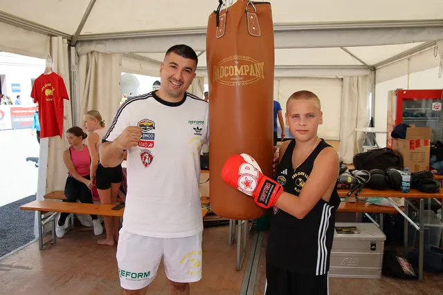Boxen: Obmann Tarik Asil vom ASKÖ Hallein mit Karlo.