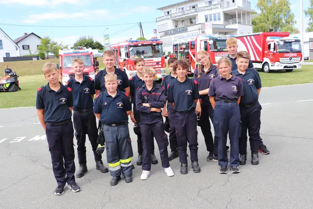 Stolz auf den Feuerwehrnachwuchs sind deren große Kollegen von der FF Kalsdorf. Die Burschen und Mädchen halfen beim Tag der Jugend fleißig mit. | Foto: Edith Ertl