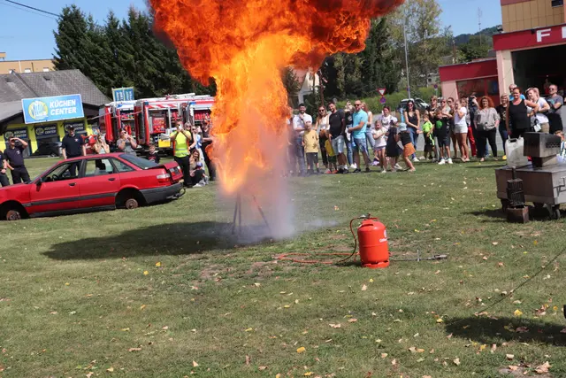 Puff, das war mehr als eine Schrecksekunde. 1/4 Liter Öl wurde so stark erhitzt, dass es zu brennen begann. Und das passiert, wenn man versucht, den Brand mit Wasser zu lösen. Deckel auf den Topf ist die richtige Variante.  | Foto: Edith Ertl