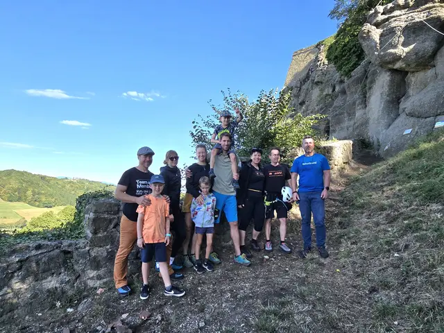 Team von Naturbursch Training Riegersburg, das die Premiere der ersten Klettersteig Challenge an der Riegersburg 2025 organisiert hat. | Foto: MeinBezirk/Nicole Schawill