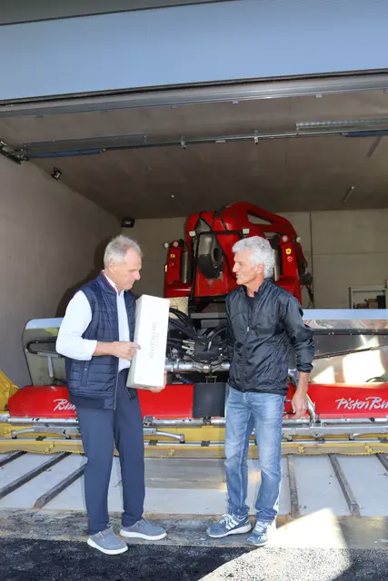 Peter Hauser überreichte dem "Riefen-Toni" ein Geschenk.  | Foto: Elisabeth Zangerl