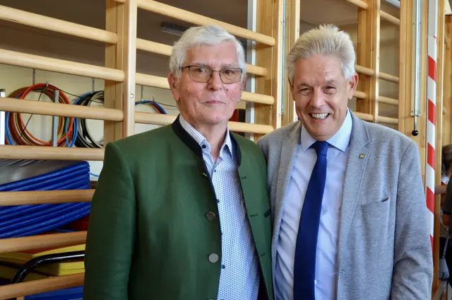 Landtagsabgeordneter Hermann Hauer mit Urgestein Krautschneider. | Foto: Elisabeth Peinsipp