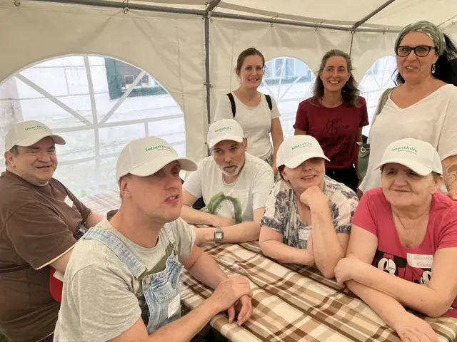 Die Klient:innen der Lebenshilfe mit ihren Betreuungspersonen freuten sich auf das Minigolfturnier | Foto: Stockmann