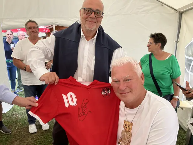 Christian Mesner mit von Toni Polster signiertem T-Shirt | Foto: Stockmann
