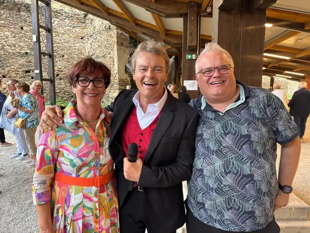 
Vor der beeindruckenden Kulisse der historischen Burg Gars erlebten die Besucher am Freitagnachmittag ein Konzert voller Gefühl, Leidenschaft und musikalischer Glanzmomente. Der beliebte Tenor Rudy Giovannini präsentierte sein Programm und zog das Publikum vom ersten Ton an in seinen Bann. | Foto: Manuela Danzinger