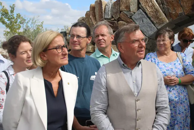 Johnanna Mikl-Leitner und Reinhard Kittenberger (vorn) verfolgen die Beiträge bei der Garteneröffnung.