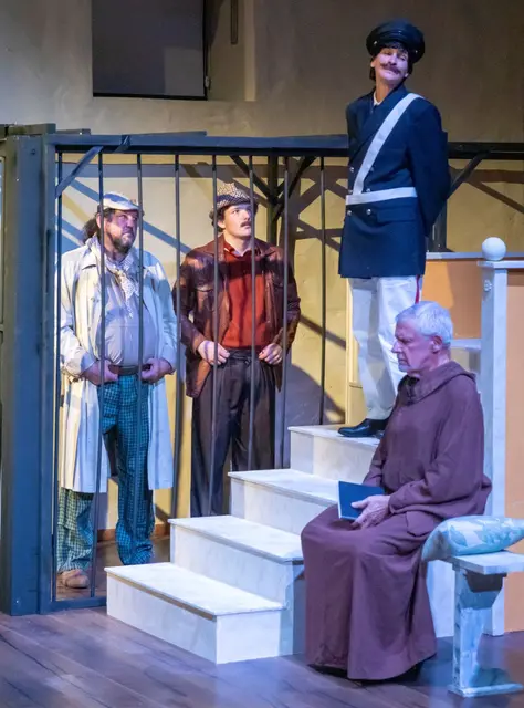 Pater Franz Zimmermann entwickelt sich immer mehr zum prägnanten Amateurschauspieler. "Schade, dass ich die Schauspielerei erst in meiner Pension kennengelernt habe", sagt er heute.  | Foto: Gerhard Maly