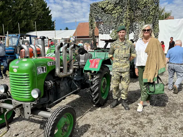 Die ehemalige Außenministerin Ursula Plassnik mit einem ganz besonderen Oldtimertraktor und dessen Besitzer. | Foto: B.Gady