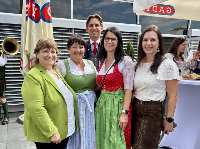 NAbg. Joachim Schnabel als Hahn im Korb mit LH Manuela Khom und den Vertreterinnen der Wirtschaftskammer im Bezirk Leibnitz. | Foto: B.Gady