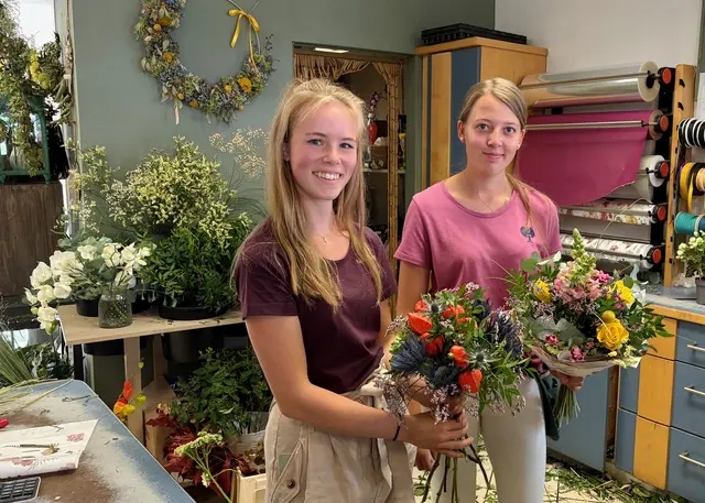 Die Lehrlinge Nadine Pfeifer und Anna Kundegraber. | Foto: MeinBezirk/Monika Wilfurth