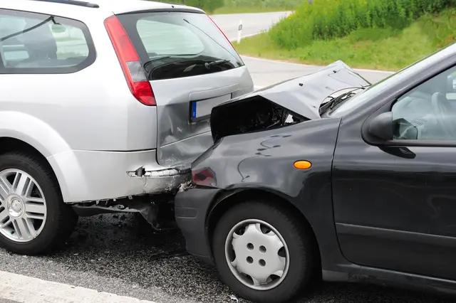 Der 75-Jährige bemerkte das Bremsmanöver des voranfahrenden Wagens zu spät. (Symbolfoto) | Foto: stock.adobe.com/at/benjaminnolte