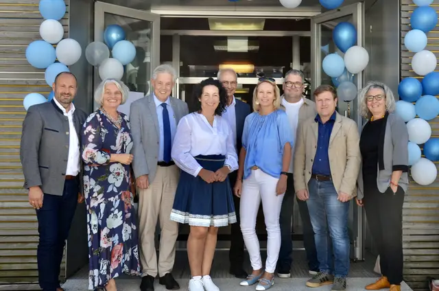 Bürgermeister von Bromberg Josef Schrammel, Bürgermeisterin von Warth Michaela Walla, Landtagsabgeordneter Hermann Hauer, Bürgermeisterin von Scheiblingkirchen Waltraud Ungersböck, Bade- und Saunameister Franz Peinsipp, i.V. der Bezirkshauptfrau Beate Gamperl. Vizebürgermeister Christian Stangl, Landtagsabgeordneter Jürgen Handler und Pflegedirektorin und Geschäftsführende Gemeinderätin Christa Grosz (v.l). | Foto: Elisabeth Peinsipp