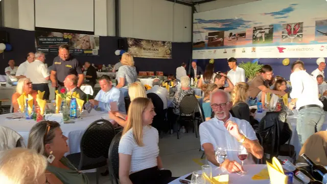Im Hangar, wo normalerweise die kleinen Starflight&amp;UFSC-Maschinen geparkt sind, tummelten sich am Abend des 6. Septembers über 200 geladene Gäste. | Foto: Stockmann