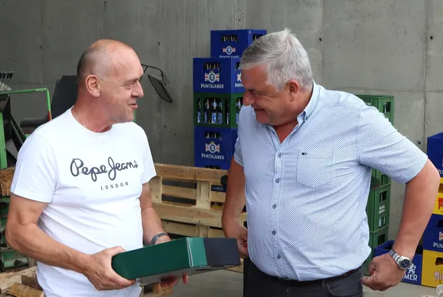 Bürgermeister Karl Bohnstingl stellte sich mit einem Präsent ein | Foto: Gerhard Langmann