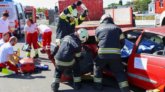 Die Einsatzkräfte haben vorgeführt, wie eine Person aus einem verunfallten Auto gerettet wird. | Foto: Alexander Flaschberger | BFKDO Oberwart