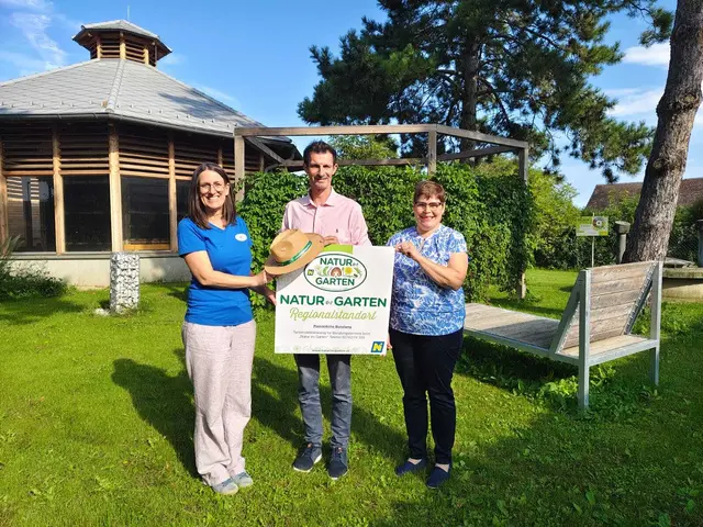 Seit 26 Jahren gibt es die Initiative „Natur im Garten“, die für ökologisches Gärtnern steht. Die bekannte Gartenplakette wird nicht nur an private, sondern auch an öffentliche Gärten vergeben. | Foto: Rebekka Sadiki-Peckary