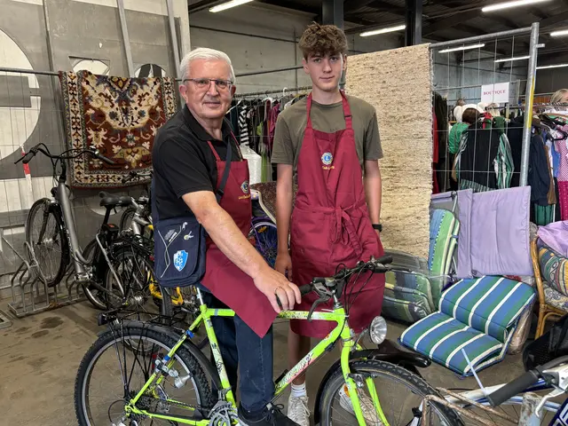 Auch in der Fahrradabteilung warteten zahlreiche Schnäppchen - im Bild Präsident Leo Lückl, bestens unterstützt von seinem Enkel. | Foto: Waltraud Fischer