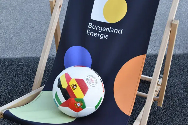 Der Padbol-Ball ist etwas kleiner und leichter als ein Fußball. | Foto: Mirjam Preineder