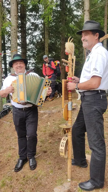 Danach kam der gemütliche Teil für alle Besucher, Essen Trinken und jede Menge Spaß, musikalisch umrahmt von den "Sterglegger Buam". | Foto: Günther Koch