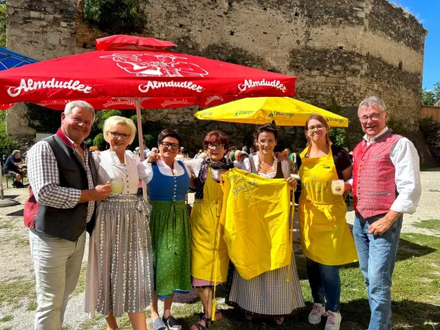  Am Sonntag, den 7. September, lud die ÖVP Gars am Kamp zum traditionellen Heurigen auf die wunderschöne Burg ein. Bereits ab 10 Uhr erwartete die Besucherinnen und Besucher ein köstlicher Mittagstisch, ehe am Nachmittag der gemütliche Heurigenbetrieb fortgesetzt wurde. | Foto: Manuela Danzinger