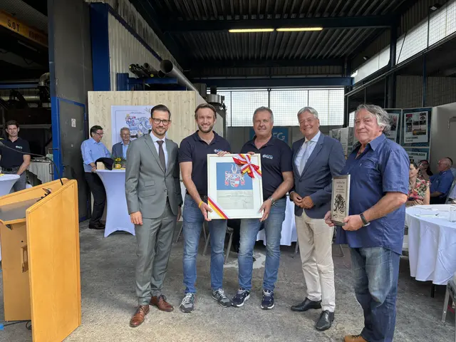 Das Kärntner Landeswappen wird an Werner und Martin Goldberger übergeben. | Foto: MeinBezirk/Isabella Friessnegg