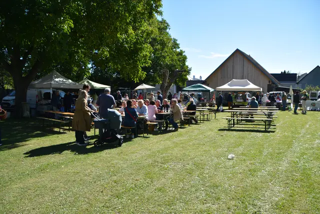 Gemütliche Atmosphäre beim Kobersdorfer Bauernmarkt. | Foto: Rosenberger