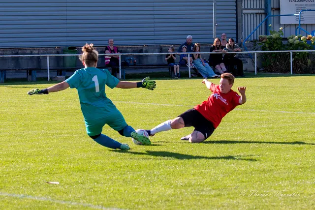 Kertsin Forstner beim Duell mit der Torfrau | Foto: Thomas Navratil