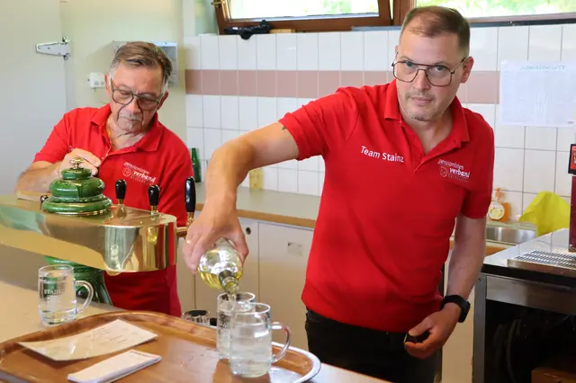 Die Einschenker vom Dienst | Foto: Gerhard Langmann