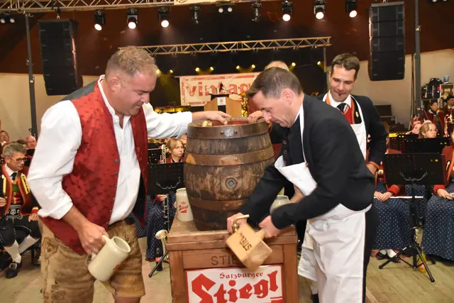 Gekonnter Bieranstich des Grieser Ortschefs | Foto: Kainz/Pernsteiner