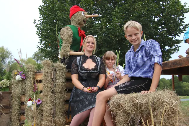 Die Feuerwehr und der Verschönerungsverein Tudersdorf hatten "Pinocchio" auf dem Traktoranhänger. | Foto: Martin Wurglits