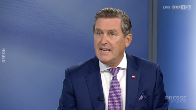 Der Verkehrsminister Peter Hanke von der SPÖ war am Sonntag zu Gast bei der ORF-Pressestunde. Er sprach über aktuelle wirtschaftliche Herausforderungen und geplante Maßnahmen der Regierung im Verkehrssektor.  | Foto: Screenshot ORF Pressestunde 7.9.2025