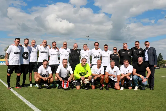 Das Team der Copa Pele vor dem Anpfiff mit Sport-Landesrat Markus Achleitner und Landessportdirektor Gerhard Rumetshofer. | Foto: Karl Buchmayr