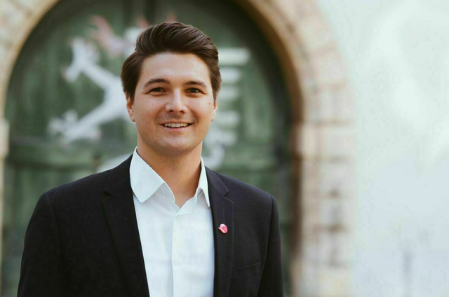 NEOS-Klubchef Niko Swatek sagt: „Wer heute bei Integrationsarbeit und Bildungsangeboten spart, wird massive Folgekosten ernten.“ | Foto: Neos