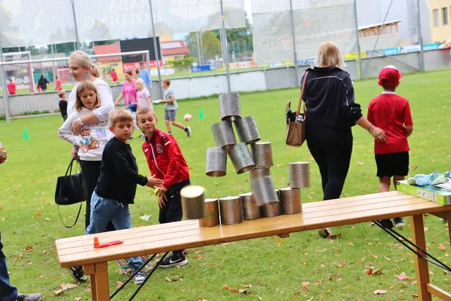 Für Spiel und Spaß braucht es nicht viel, alte Dosen, einen Ball und den besten Freund an der Seite. | Foto: Edith Ertl