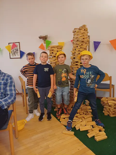 Zukünftige Bauarbeiter am Werk.  | Foto: Kat. Familienverband